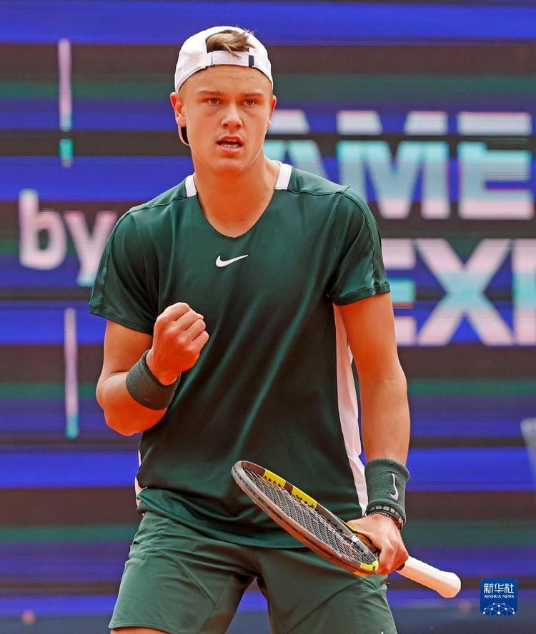 湖边散步甚 湖边散步甚